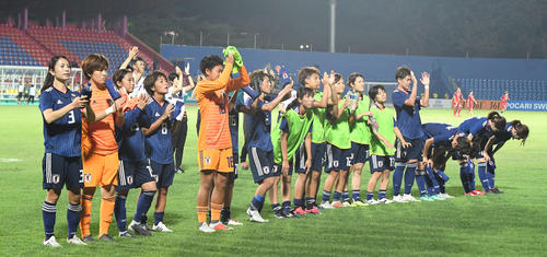 タイ対日本　タイに勝利し、サポーターの声援に応える岩渕（左から４人目）、鮫島（左）らなでしこジャパン（撮影・鈴木みどり）