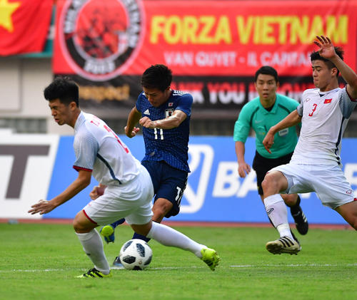 日本対ベトナム　後半、シュートを放つ遠藤（撮影・清水貴仁）