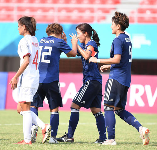 日本対ベトナム　前半、ゴールを決めた中島（右から２人目）はイレブンと笑顔でハイタッチ（撮影・鈴木みどり）