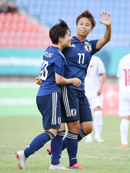 日本対ベトナム　後半、ゴールを決めたＦＷ田中（右）はベンチスタート組に笑顔で手を振る。左はＭＦ籾木（撮影・鈴木みどり）