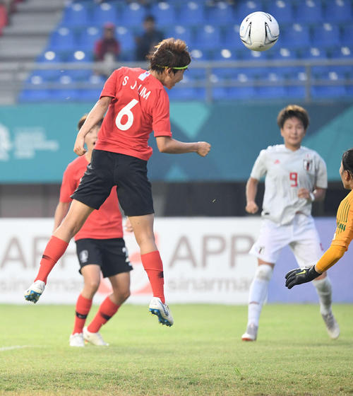 準決勝　韓国対日本　後半、FW菅沢のヘディングが相手オウンゴールを誘う（撮影・鈴木みどり）