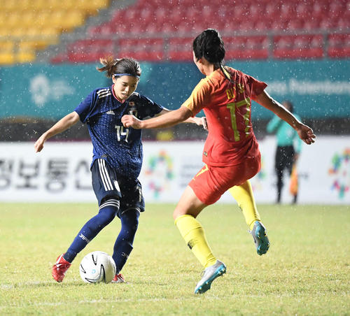 前半、シュートを放つMF長谷川（撮影・鈴木みどり）