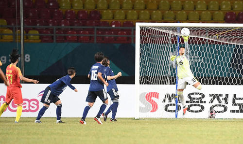 後半、シュートを防ぐGK山下（撮影・鈴木みどり）