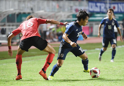 決勝 韓国対日本 前半、ドリブルするMF三好(撮影・鈴木みどり)