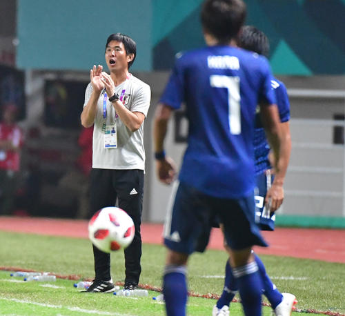 前半、指示を出す森保監督(撮影・清水貴仁)