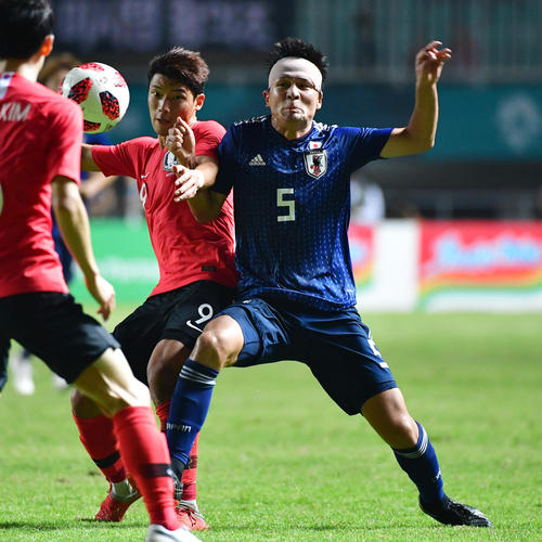 日本対韓国 後半、相手選手と競り合う杉岡(撮影・清水貴仁)