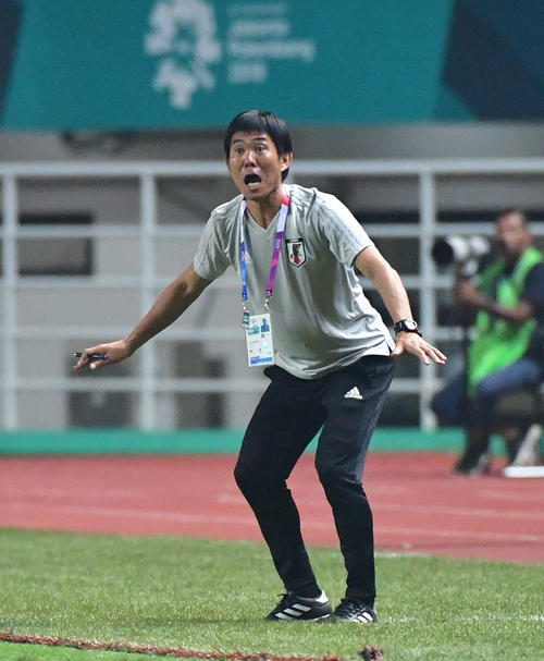 後半、味方がフアウルを取られ怒る森保監督(撮影・清水貴仁)