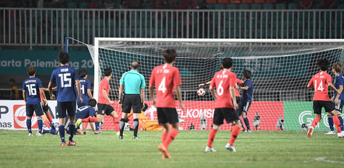 決勝 韓国対日本 延長前半、ゴールを決められる日本(撮影・鈴木みどり)