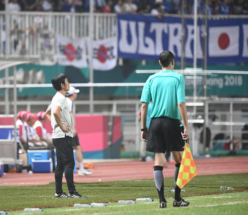 決勝 韓国対日本 延長前半、韓国に2点目を決められぼうぜんとする森保監督(撮影・鈴木みどり)