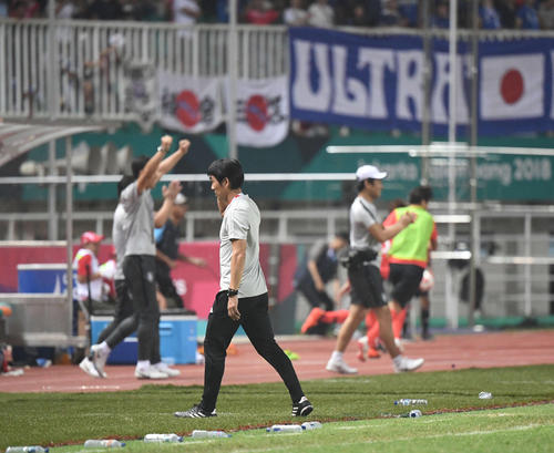 日本対韓国 延長の末、韓国に敗れ、ベンチへ戻る森保監督(撮影・鈴木みどり)
