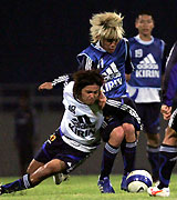 紅白戦でボールを奪い合うＭＦ柏木（中央）とＦＷ興梠（撮影・蔦林史峰）