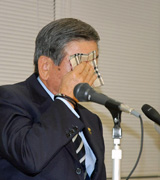 緊急会見で涙ながらに説明する川淵三郎キャプテン（撮影・岡本学）