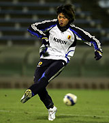 左足で強烈なシュートを放つＦＷ森島（撮影・宇治久裕）