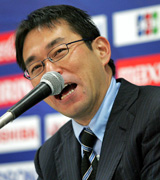 試合後の会見で笑顔を見せる反町康治監督（撮影・蔦林史峰）