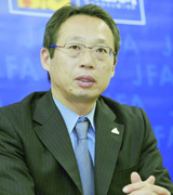 日本サッカー協会で記者会見する岡田監督（共同）