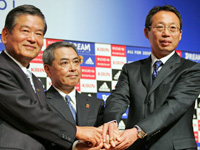 右から岡田監督、キリンビール三宅社長、川淵キャンプテン（撮影・蔦林史峰）