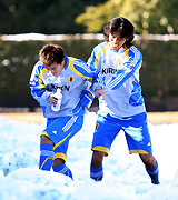 ＤＦ中沢（右）はＤＦ駒野を雪めがけて突き飛ばす（撮影・鹿野芳博）
