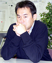 スタッフ会議後に今後の日程について話す反町監督（撮影・山下健二郎）