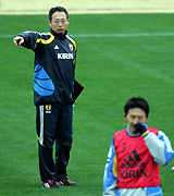 ピッチ上で指示を出す岡田監督（撮影・宇治久裕）