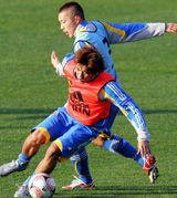 激しくボールを奪い合う大久保（手前）と安田（撮影・宇治久裕）