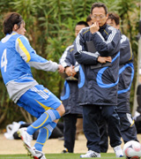 練習試合で新布陣を試す岡田監督。左は遠藤（共同）

