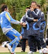 練習試合で新布陣を試す岡田監督。左は遠藤（共同）

