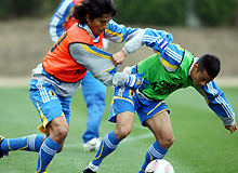 ＤＦ中沢（左）はＦＷ播戸と競り合う（撮影・鹿野芳博）