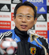 記者会見でチリ戦への抱負を語る日本代表の岡田監督（共同）
