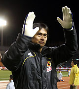 サポーターの声援に応え引き揚げるＧＫ川口（撮影・鹿野芳博）