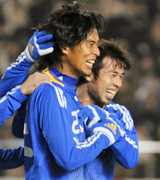 後半、先制点を決め、山瀬（右）から祝福される中沢（共同）