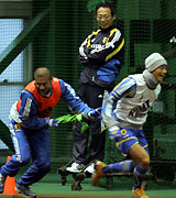 鬼ごっこトレをする選手たちを笑顔を見つめる岡田武史監督（撮影・宇治久裕）
