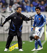 【日本－タイ】ＤＦ駒野に指示を出す岡田監督（左）（撮影・宇治久裕）