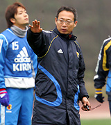 中国戦に向け選手に指示を出す岡田監督（撮影・宇治久裕）