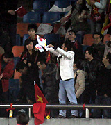 【日本－中国】試合後、日の丸を燃やす観客　（撮影・蔦林史峰）