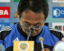 試合後の会見でうつむく岡田監督（撮影・蔦林史峰）
