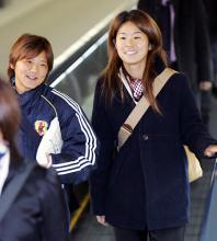 中国から帰国し、談笑するサッカー日本女子代表の沢（右）と大野（共同）