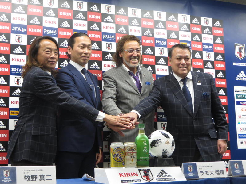 就任会見を行ったビーチサッカー日本代表のラモス監督（左から３人目）。左から北沢委員長、牧野コーチ、１人おいて田嶋会長（撮影・八反誠）