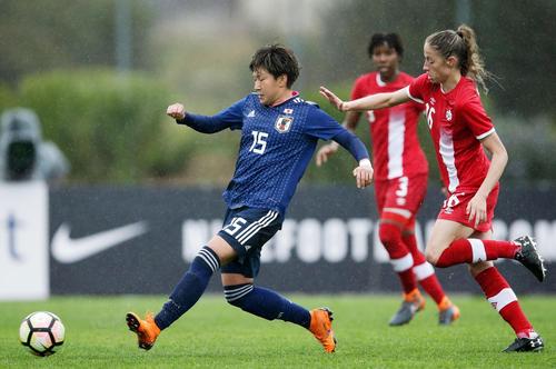 カナダとの５、６位決定戦で攻め込む菅沢（左）（ゲッティ＝共同）