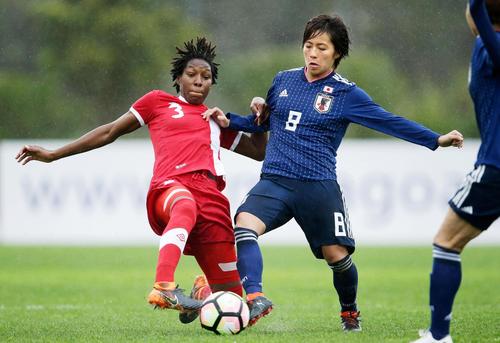 カナダとの５、６位決定戦で競り合う岩渕（右）（ゲッティ＝共同）