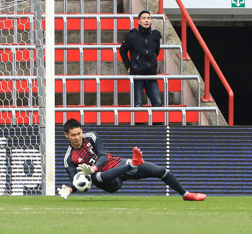 日本対マリ　前半、シュートを止めるＧＫ中村（撮影・江口和貴）