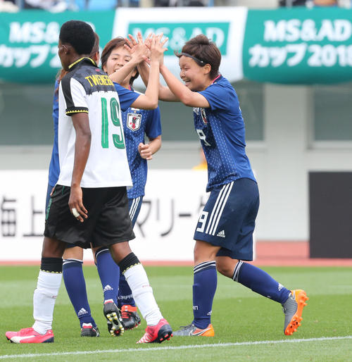 日本女子代表対ガーナ女子代表　ＭＦ増矢理花は３点目のゴールを決め喜ぶ（撮影・梅根麻紀）