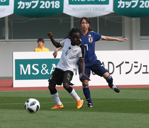 日本女子代表対ガーナ女子代表　ＭＦ中島依美は４点目のゴールを決める（撮影・梅根麻紀）