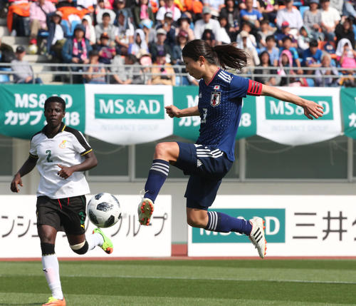 日本女子代表対ガーナ女子代表　ＤＦ鮫島彩は７点目のゴールを決める（撮影・梅根麻紀）