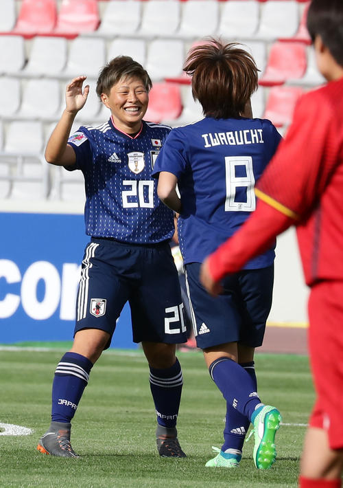 日本対ベトナム 前半、先制ゴールを決めた日本FW横山(奥)は岩渕真奈と笑顔でハイタッチ(撮影・浅見桂子)