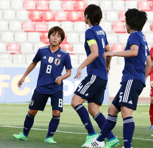 日本対ベトナム 後半、3点目のゴールを決めた岩渕(左)(撮影・浅見桂子)
