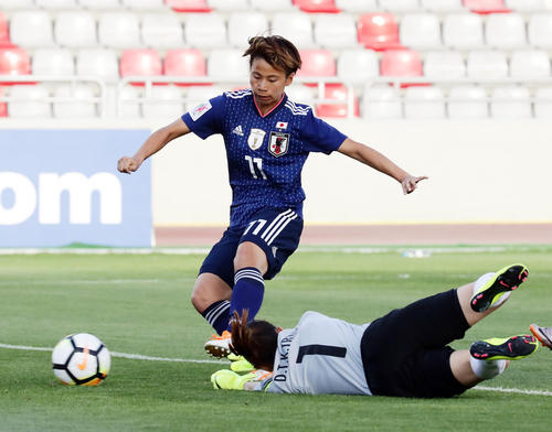 日本対ベトナム 後半、4点目のゴールを決める田中(撮影・浅見桂子)