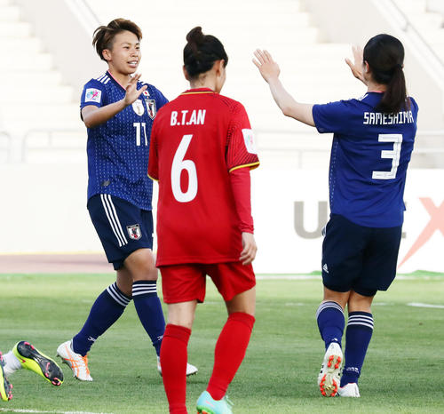 日本対ベトナム 後半、4点目のゴールを決めた日本FW田中(左)は鮫島と喜び合う(撮影・浅見桂子)