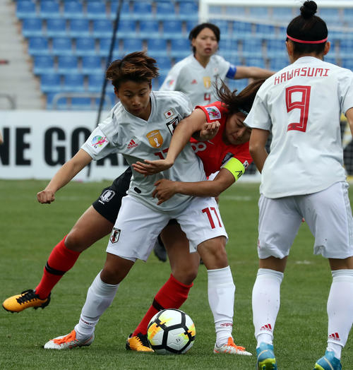 日本対韓国　前半、相手とボールを競り合う日本ＦＷ田中（撮影・浅見桂子）