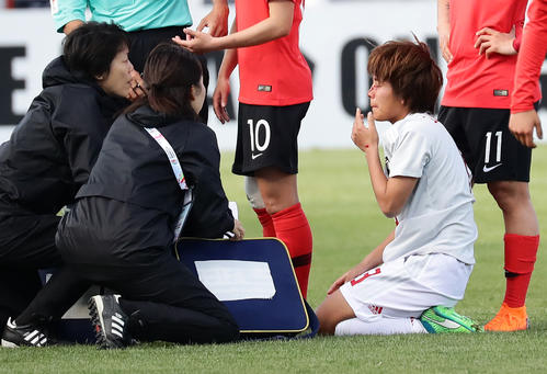 日本対韓国　前半、鼻から流血する日本ＦＷ岩渕（撮影・浅見桂子）