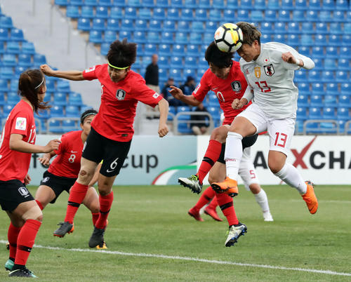 日本対韓国　後半、ヘディングシュートを放つ日本ＦＷ菅沢（右）（撮影・浅見桂子）